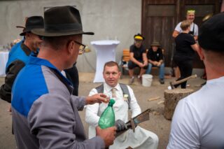Včerajšnji poroki sta bili zelo pestri... 😅🎥 Na porokah ni šlo brez brez šrange – dolenjska šranga obvezno s cvičkom 🍷, pri Polancih pa tudi ni šale 🚧. Vsaka vas ima svoj običaj, a povsod velja isto: če hočeš naprej, se je treba ustavit, nazdravit in pokazati, kaj znaš in kaj veljaš 💪😄.
