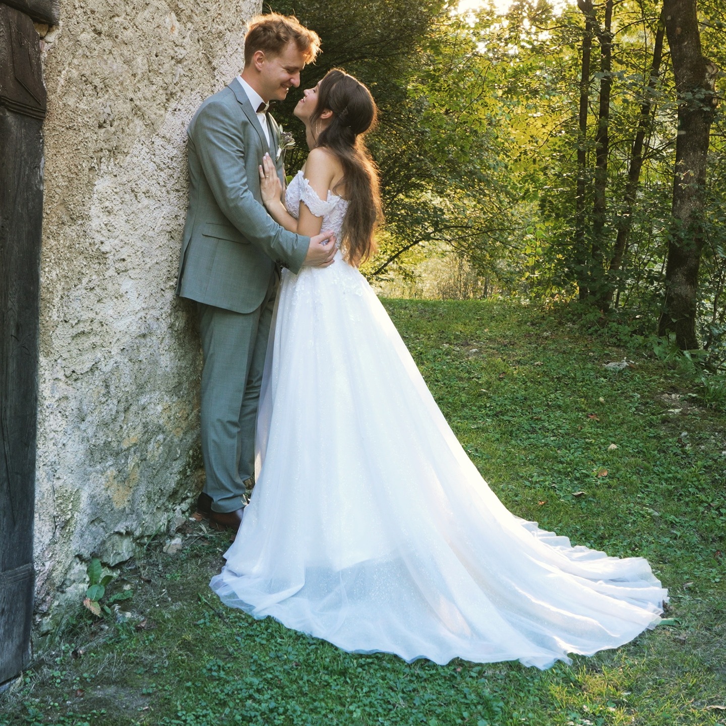 "Verjetno o izbiri profilke za Tinder, Anže, nisi kaj preveč razmišljal, ampak to, da si izbral tisto s psom, to je bila pa najboljša odločitev v tvojem življenju." 😁🥰 Ali nas poveže naključje ali usoda? Kakorkoli že, Anže in Barbara sta našla drug drugega in sedaj pišeta skupno zgodbo, ki naj bo čudovita, polna ljubezni in smeha ❤️ Kratki video: https://youtu.be/xmAvevNe9EM #poroka #weddingvideo #weddingvideography #weddingvideoSony