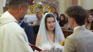 Mladost ima svojo moč, toplino in nedolžno iskrenost... 💍🌻 Res je lepo videti tako mlad par na začetku svoje poti... Naj takšna ljubezen traja večno! 💛 #poroka #weddingvideo #weddingvideography #weddingvideosonyfx2 Celotni kratki video: https://youtu.be/9SoKQ6ZRV5k