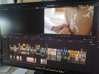 Zadnja letošnja poroka razrezana-zložena-poravnana oz. zmontirana in končana 💪💻 Sedaj pa je malo več časa za arhiviranje, pregledovanje nove tehnologije, tiskanje fotografij, oblikovanje fotoknjige in podobne (pretežno bolj osebne) projekte... 😁 #poroka #weddingvideo #weddingvideography #editingweddingvideo #davinciresolve