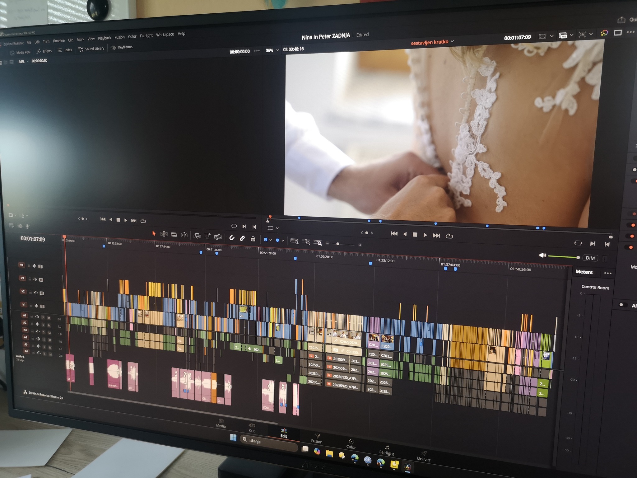 Zadnja letošnja poroka razrezana-zložena-poravnana oz. zmontirana in končana 💪💻 Sedaj pa je malo več časa za arhiviranje, pregledovanje nove tehnologije, tiskanje fotografij, oblikovanje fotoknjige in podobne (pretežno bolj osebne) projekte... 😁 #poroka #weddingvideo #weddingvideography #editingweddingvideo #davinciresolve