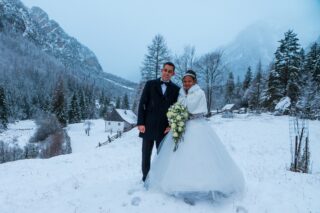 Ko se srečata Mauricijsko morje in reka Soča 🏝️❤🏔️ Čudovita zimska poroka v idilični Trenti.. če je jasno je bojda še le krasno.. Prejšnjo soboto pa so bile pač zimske razmere... 😅Letos sva zgodaj začela sezono 💪 #weddingvideo #weddingvideography #poroka #weddingvideoSonyFX2 #trenta