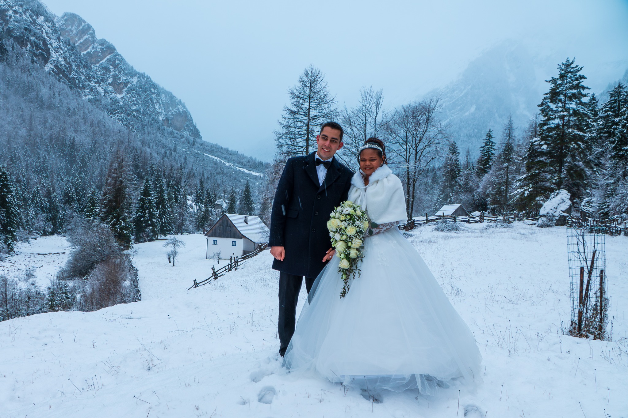 Ko se srečata Mauricijsko morje in reka Soča 🏝️❤🏔️ Čudovita zimska poroka v idilični Trenti.. če je jasno je bojda še le krasno.. Prejšnjo soboto pa so bile pač zimske razmere... 😅Letos sva zgodaj začela sezono 💪 #weddingvideo #weddingvideography #poroka #weddingvideoSonyFX2 #trenta